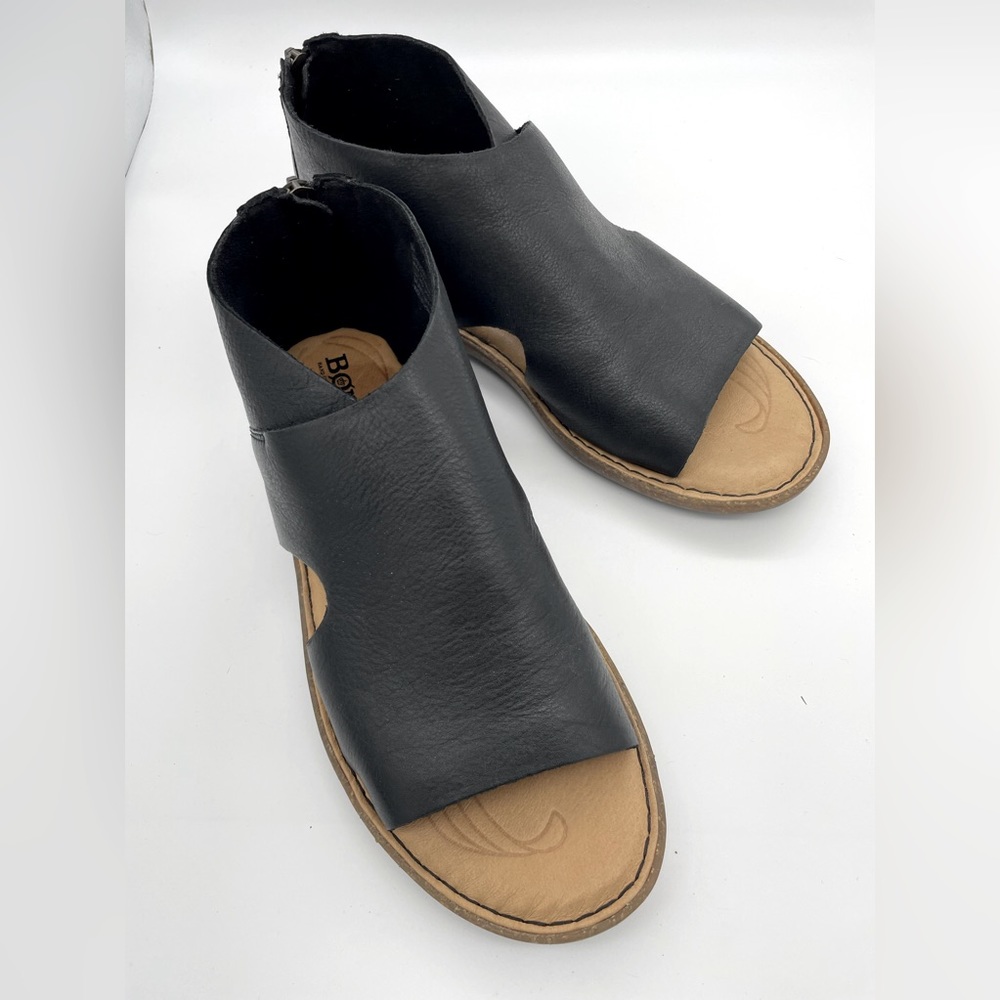 Born Maren Sandal